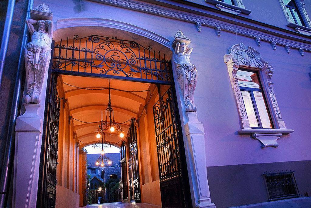 Hotel Poesis Сату-Маре Экстерьер фото